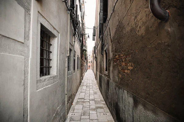 Typisk bakgata gård scen i Venedig. — Stockfoto