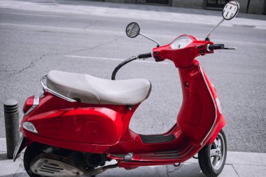 Kırmızı vintage scooter