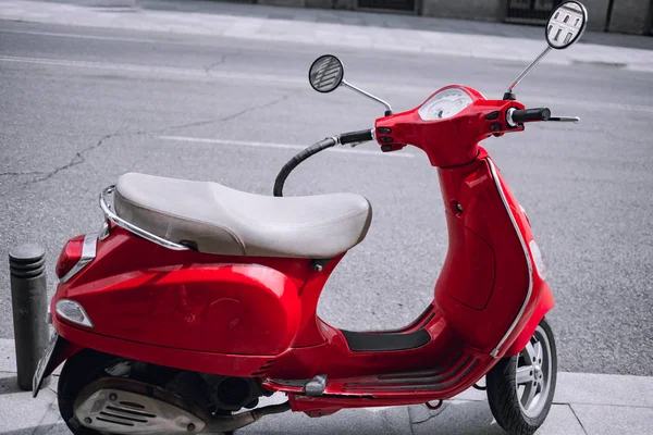 Kırmızı vintage scooter