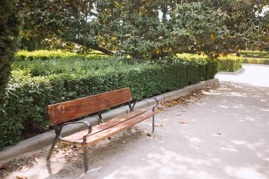 Parktaki boş bank