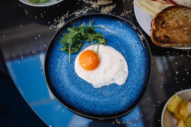 mavi bir tabak kızarmış yumurta