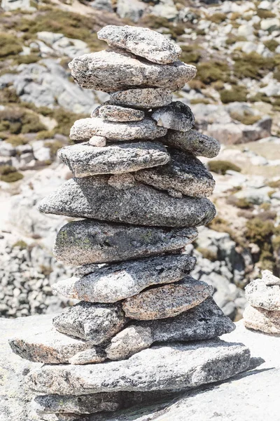 Stones laid out in a pyramid on top of a mountain. — Stock Photo, Image