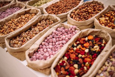 Sağlıklı fındık ve kurutulmuş meyve