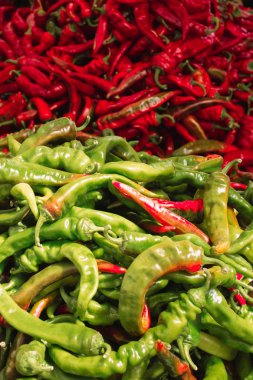 yerel bir pazar tezgahında kırmızı ve yeşil biber