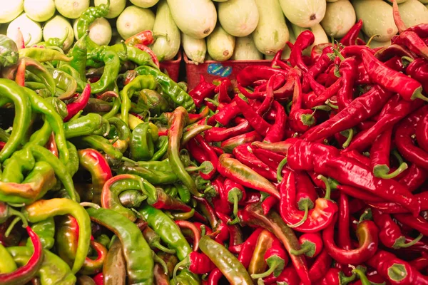 Червоний і зелений перець на місцевому ринку лічильник — стокове фото