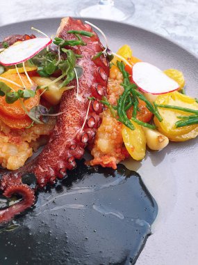 mürekkep balığı mürekkesi ile sebze ahtapot