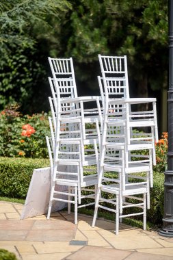 beyaz sandalyeler birbirleri üzerinde durmak 