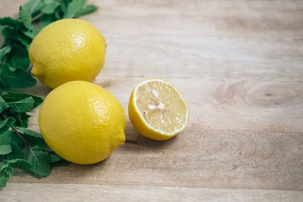 Limones frescos sobre la mesa — Foto de Stock
