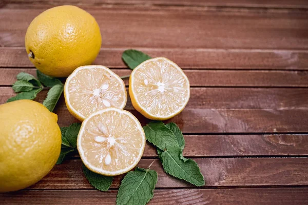 Freshly cut half and whole lemon — Stock Photo, Image