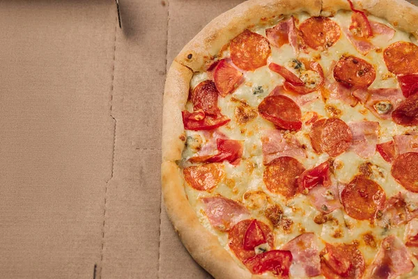 karton kutu İtalyan pizza