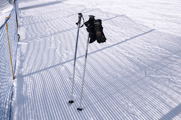 スキーピストの近くに手袋を持つスキーポール — ストック写真