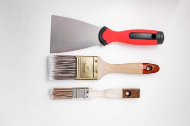 Beyaz arkaplanda inşaat araçları