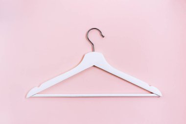 Pembe arka planda beyaz ahşap askı