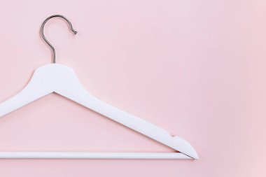 pembe arka plan üzerinde beyaz askı