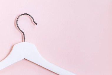 pembe arka plan üzerinde beyaz askı