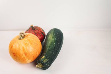 beyaz arka planda kabak ve kabak