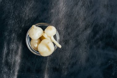 Karanlık bir arka planda sarımsak turşusu