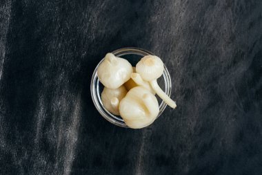 Karanlık bir arka planda sarımsak turşusu