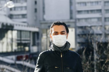COVID-19 Pandemic Coronavirus portresi. Korunaklı yüz maskesi takmış bir adam. 2019 Coronavirus hastalığının yayılmasına karşı. Coronavirus. Virüs koruması. Hastalık salgını.