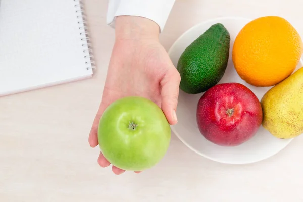 Close Mão Nutricionista Segurando Maçã Verde Para Instruções Comer Uma — Fotografia de Stock