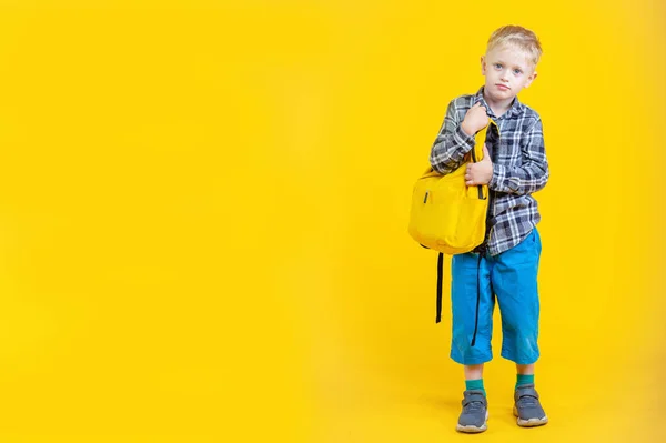 Πορτρέτο Του Μικρού Παιδιού Σχολείο Σακίδιο Κίτρινο Φόντο Χώρο Αντίγραφο — Φωτογραφία Αρχείου