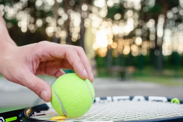 Erkek Eli Tenis Topu Raket Tutuyor Profesyonel Tenisçi Sete Başlıyor — Stok fotoğraf