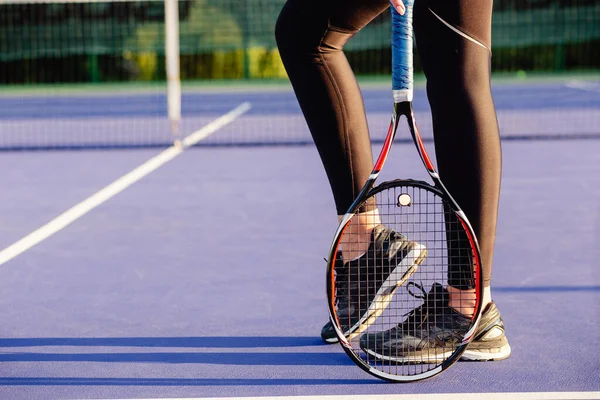 Mavi Kortta Tenis Raketiyle Kadın Bacaklarının Yakın Plan Portresi — Stok fotoğraf
