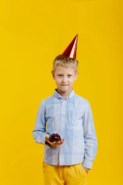 Κομψό Αγόρι Γενεθλίων Καπέλο Κόμμα Casual Στυλ Κίτρινο Φόντο — Φωτογραφία Αρχείου
