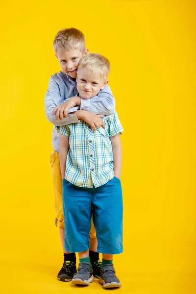 Studio Πορτρέτο Των Παιδιών Κίτρινο Φόντο Πορτρέτο Των Δύο Παιδιών — Φωτογραφία Αρχείου