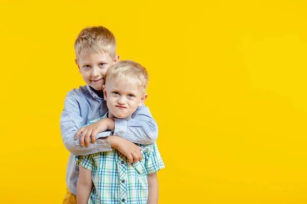 Studio Πορτρέτο Των Παιδιών Κίτρινο Φόντο Πορτρέτο Των Δύο Παιδιών — Φωτογραφία Αρχείου