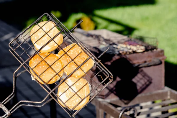 Hamburgerbroodjes Maken Grillen Met Sesam Kolengrill Barbecue Grill Buiten Cookout — Stockfoto