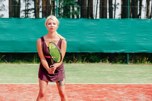 Profesyonel Tenisçi Kadın Hazır Pozisyonda Servis Bekleyen Bir Bayan Atlet — Stok fotoğraf