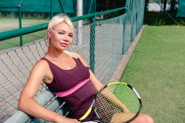 Açık Havada Tenis Oynadıktan Sonra Bankta Oturan Güzel Bir Kadının — Stok fotoğraf