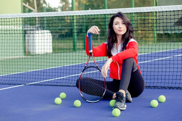 여자가 테니스 네트에 휴식을 취하고 있습니다 테니스 코트에 스포츠 여성의 — 스톡 사진