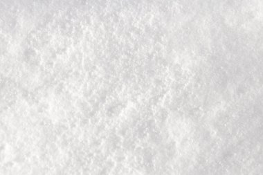 Güneşte parlayan beyaz kar dokusu. Taze karın arka planı