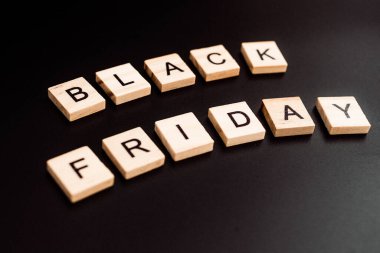 Kara Cuma alışveriş konsepti siyah arka planda ahşap alfabe