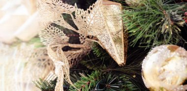 Noel ağacı detaylarıyla süslerle ve ışıklarla pankart.