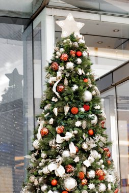 Noel ağacı süslemeli toplar. Noel ve Yeni Yıl dekore edilmiş iç mekan.