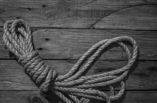 Cuerda de cáñamo en una mesa de madera . — Foto de Stock