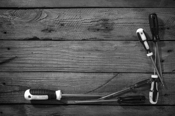 Alte Schraubenzieher Auf Einem Holztisch Schwarz Weiß — Stockfoto