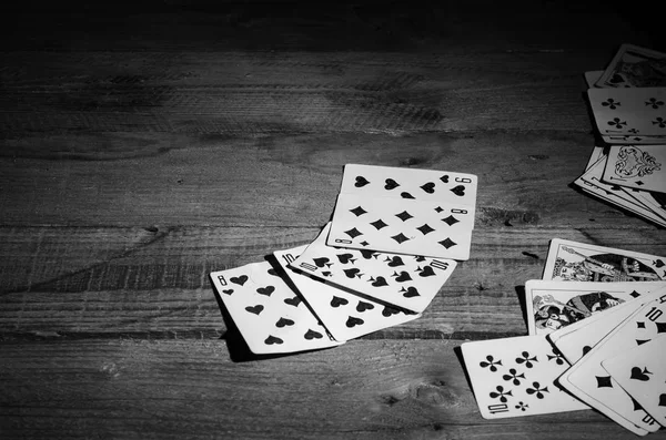 Παίζοντας Χαρτιά Ένα Ξύλινο Τραπέζι Μαύρο Και Άσπρο — Φωτογραφία Αρχείου