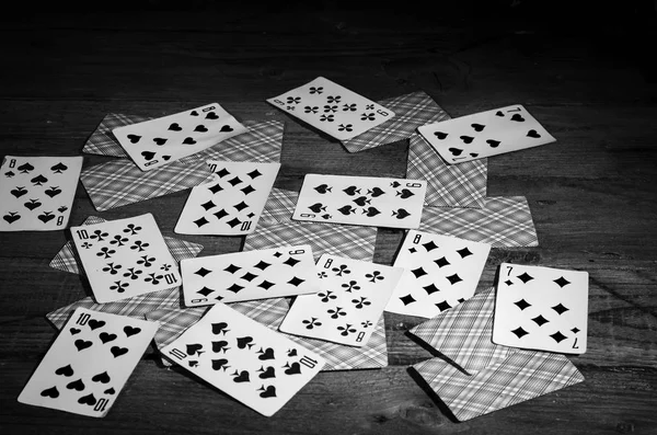 Speelkaarten Een Houten Tafel Zwart Wit — Stockfoto