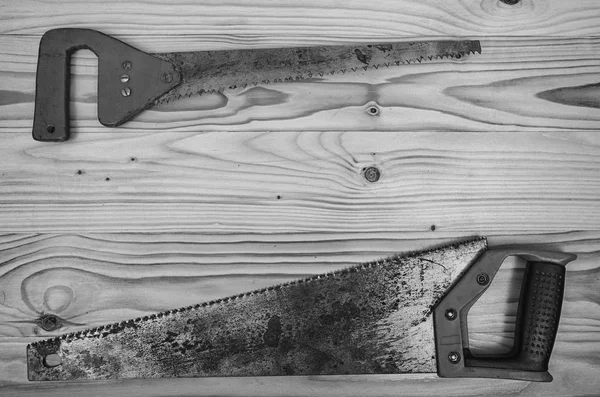 Une Vieille Scie Métaux Sur Une Table Bois Noir Blanc — Photo