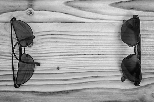 Alte Sonnenbrille Auf Einem Holztisch Schwarz Weiß — Stockfoto