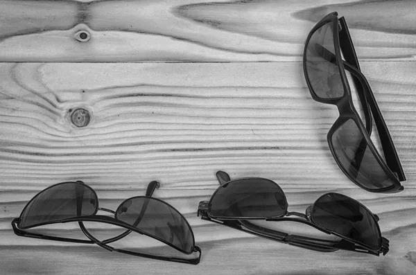 Óculos Sol Velhos Uma Mesa Madeira Preto Branco — Fotografia de Stock