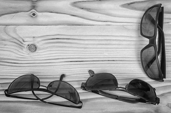 Alte Sonnenbrille Auf Einem Holztisch Schwarz Weiß — Stockfoto