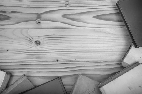 Livros Velhos Uma Mesa Madeira Preto Branco — Fotografia de Stock