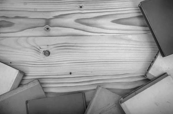 Alte Bücher Auf Einem Holztisch Schwarz Weiß — Stockfoto