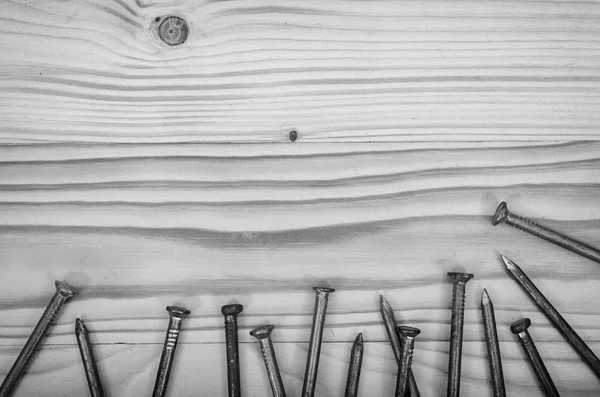 白と黒の木製のテーブルの上に古い爪 — ストック写真