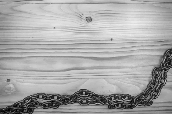 A corrente de aço na mesa de madeira . — Fotografia de Stock